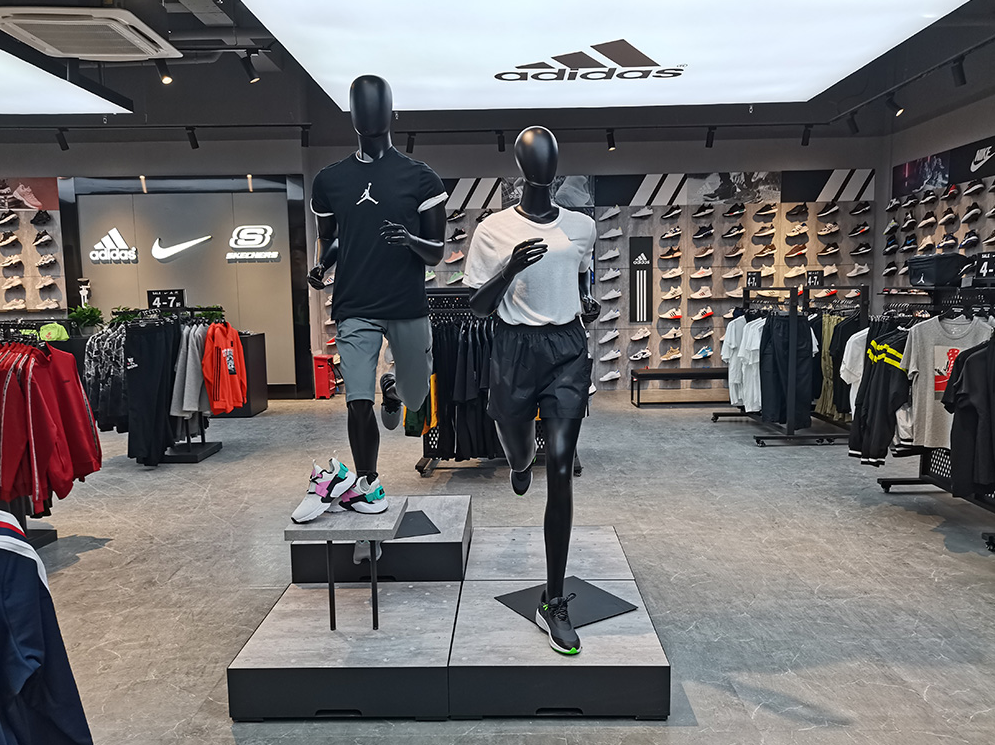 阿迪达斯、耐克 - 服装展厅案例