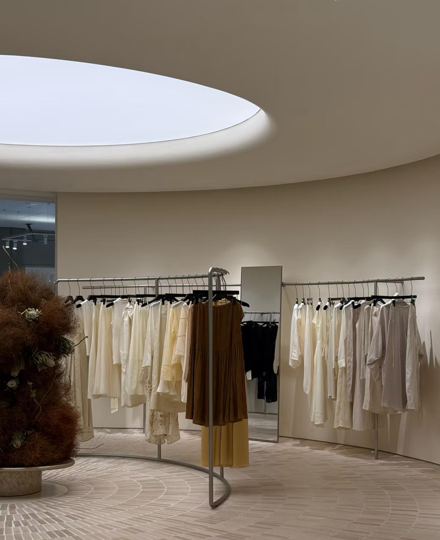定制服装展柜,用细节打造专属穿搭场景