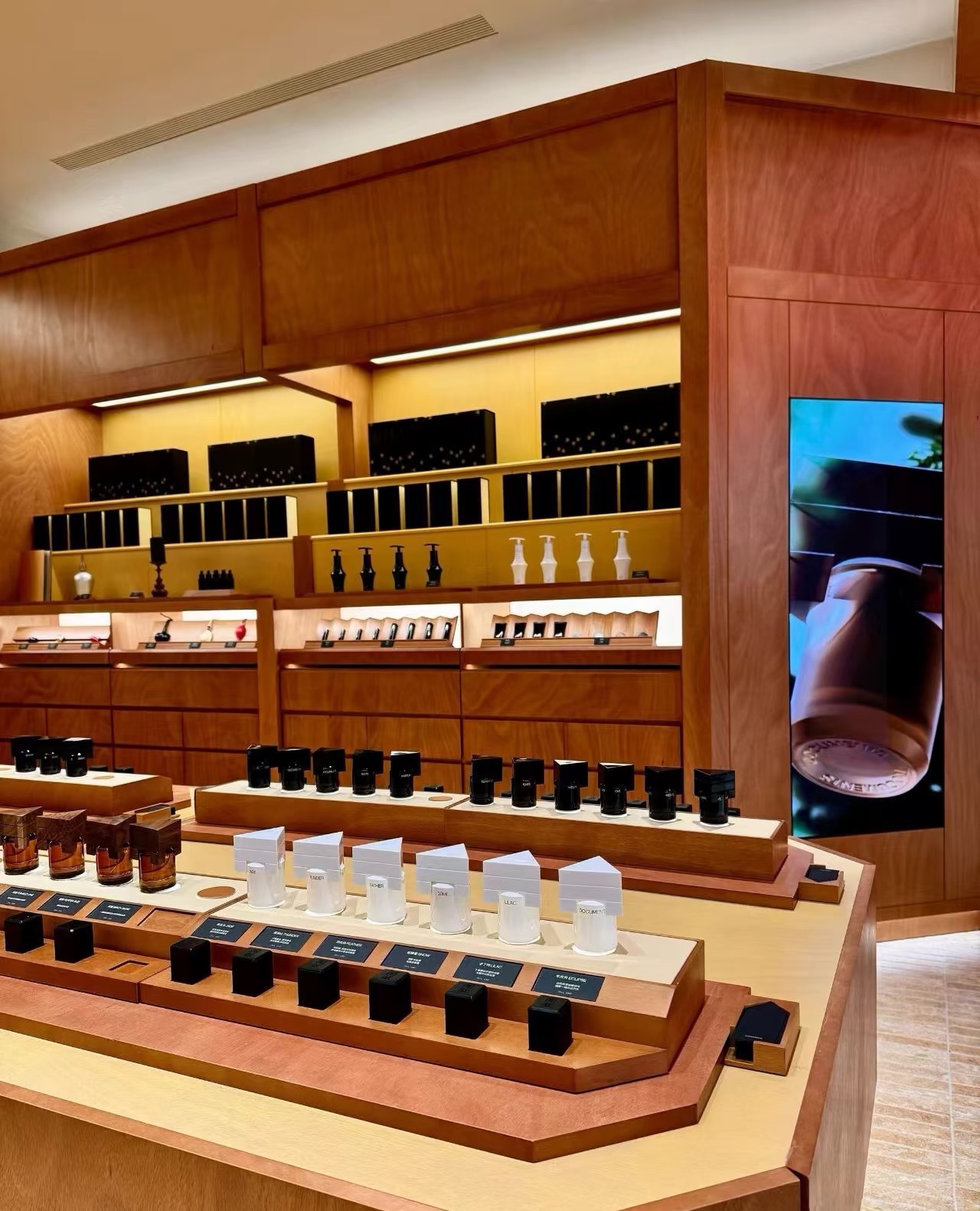 不同行业展柜的专属搭配方案,精准适配经营场景