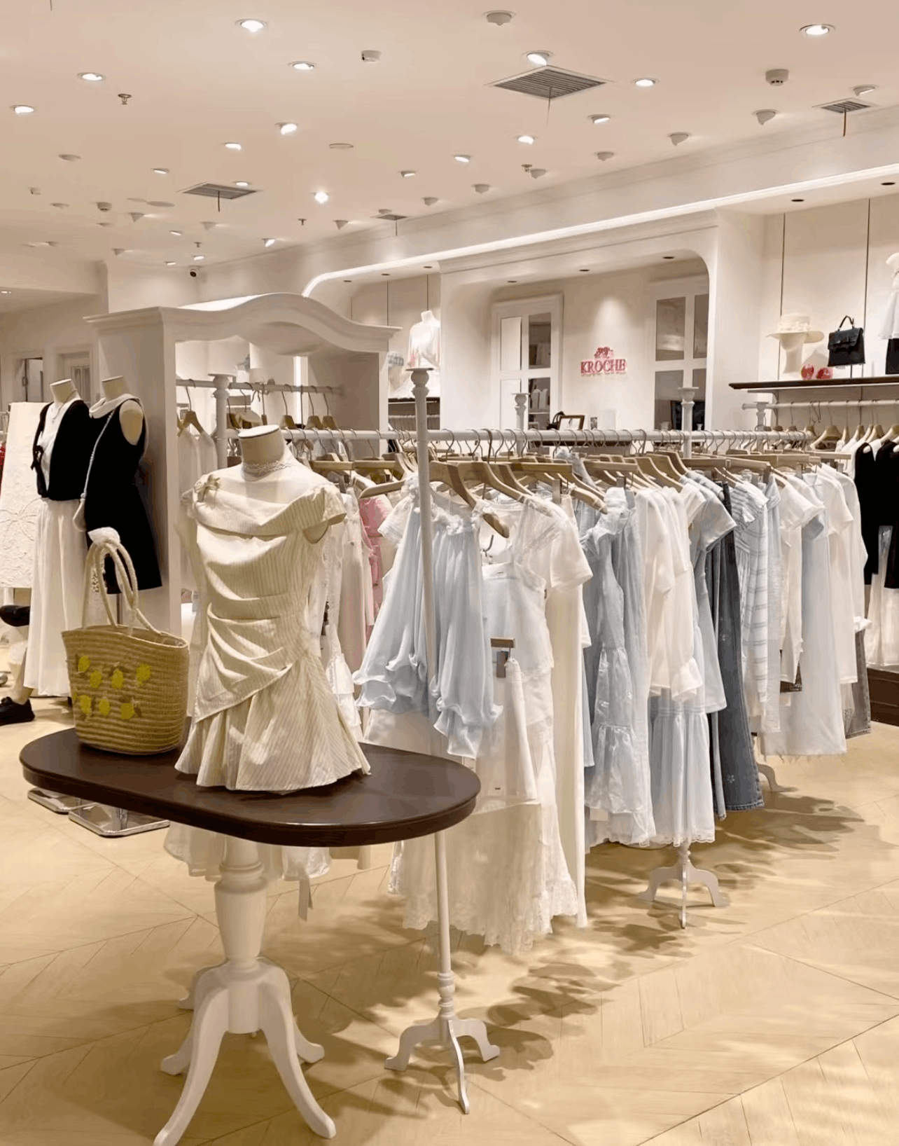 KROCHE服装展示柜