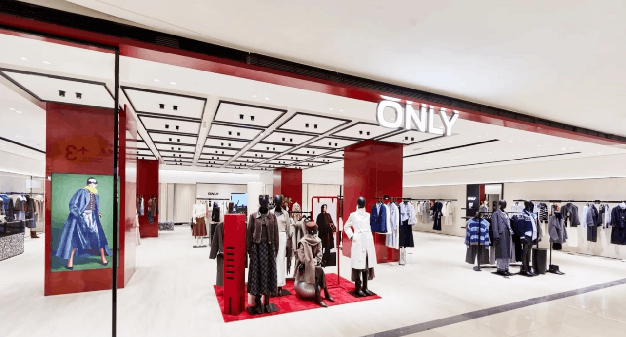 Only服装展示柜
